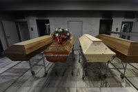 Krematoria budou pálit maximum českých nebožtíků. „Dovoz“ těl z ciziny vláda zakázala