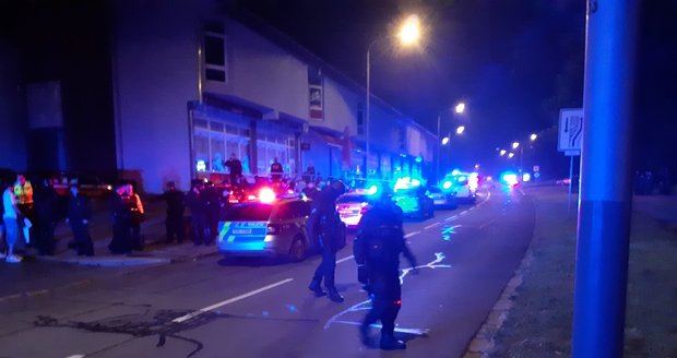 Manévry před restaurací v Ostravě- Zábřehu. Kvůli koronaviru měla zavřít ve 23 hodin, což se nestalo. Na místo, kde bylo na 50 slavících lidí, dorazilo 27 policejních aut.