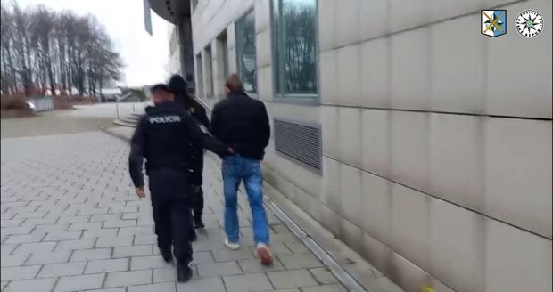 Hlavní pachatel je ve vazbě a k 4 letům mu hrozí dalších 10 let basy.