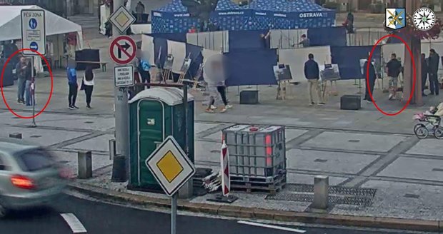 Muž předstírá, že si obraz prohlíží, pomalu ho sundává ze stojanu, který poodsune. Pak se klidným krokem odebere vstříc svým kupánům a všichni odchází jakoby nic.