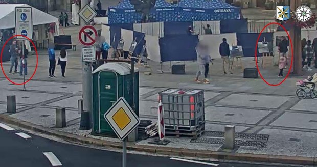 Muž předstírá, že si obraz prohlíží, pomalu ho sundává ze stojanu, který poodsune. Pak se klidným krokem odebere vstříc svým kupánům a všichni odchází jakoby nic. Muž předstírá, že si obraz prohlíží, pomalu ho sundává ze stojanu, který poodsune. Pak se klidným krokem odebere vstříc svým kupánům a všichni odchází jakoby nic.