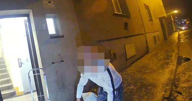 Chlap v Ostravě za sebou trousil kradené věci. Strážníky "uplácel" plínkami.