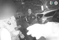 Mladíci „pomáhali" muži po uklouznutí zpátky na nohy: Prchli s jeho telefonem!