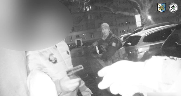 Mladíci v Ostravě pomáhali cizinci, který uklouzl na zledovatělém chodníku, a přitom ho okradli. Mladíci v Ostravě pomáhali cizinci, který uklouzl na zledovatělém chodníku, a přitom ho okradli.