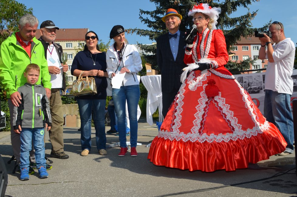 Na desítky veteránů čekaly v Krnově stylově oblečené dámy ze Spolku Panstva Hradec Králové i hejtman Moravskoslezského kraje Ivo Vondrák.