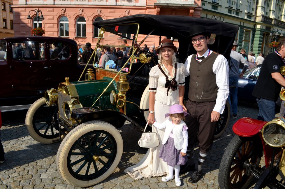 Pavel Beran s přítelkyní Lilian a dcerou Lili přivezli do Krnova Fordku z roku 1912.