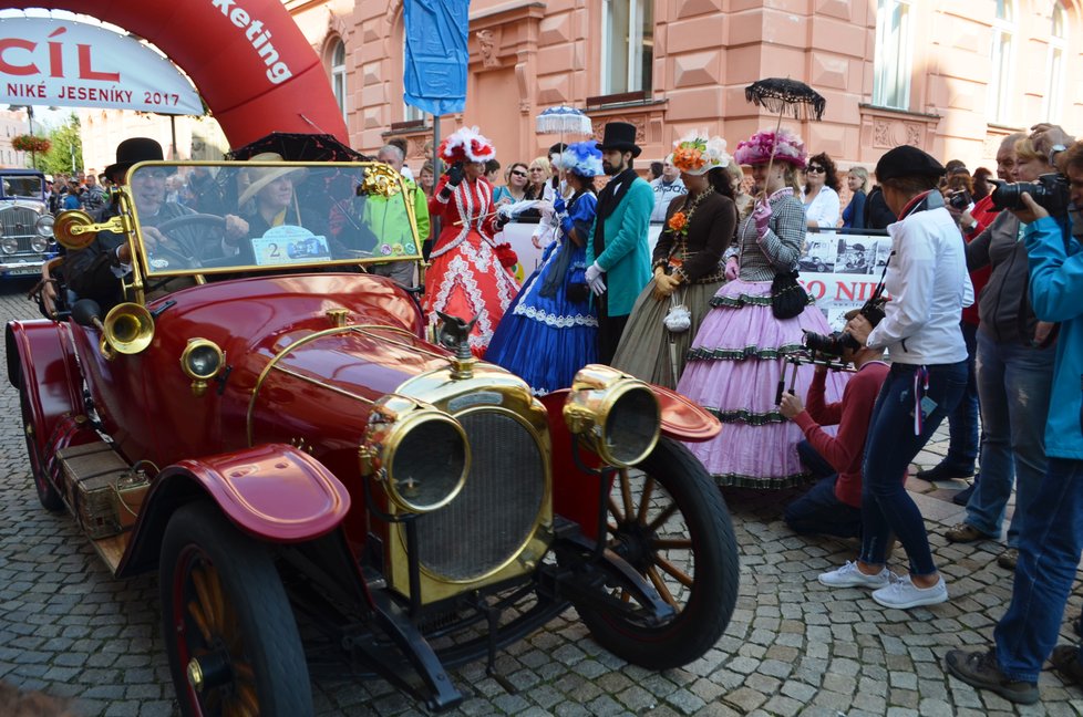 Na desítky veteránů čekaly v Krnově stylově oblečené dámy ze Spolku Panstva Hradec Králové i hejtman Moravskoslezského kraje Ivo Vondrák.