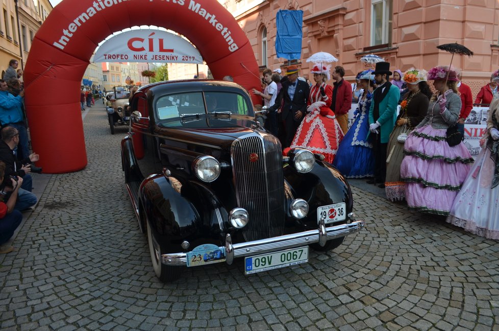 Veteráni přijížděli na náměstí v Krnově slavobránou.