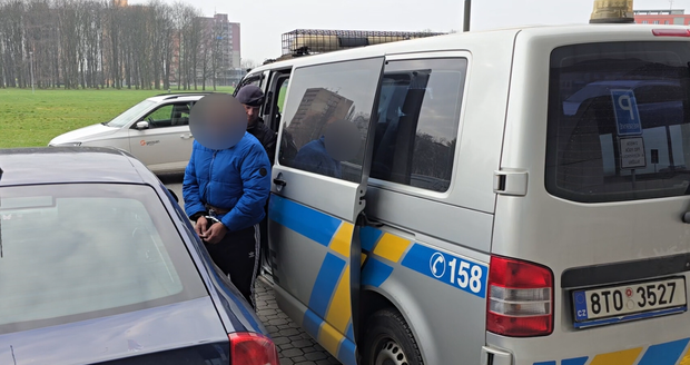 Trojice recidivistů se v Ostravě vydávala za policisty, okradli muže o peníze i batoh s jídlem.