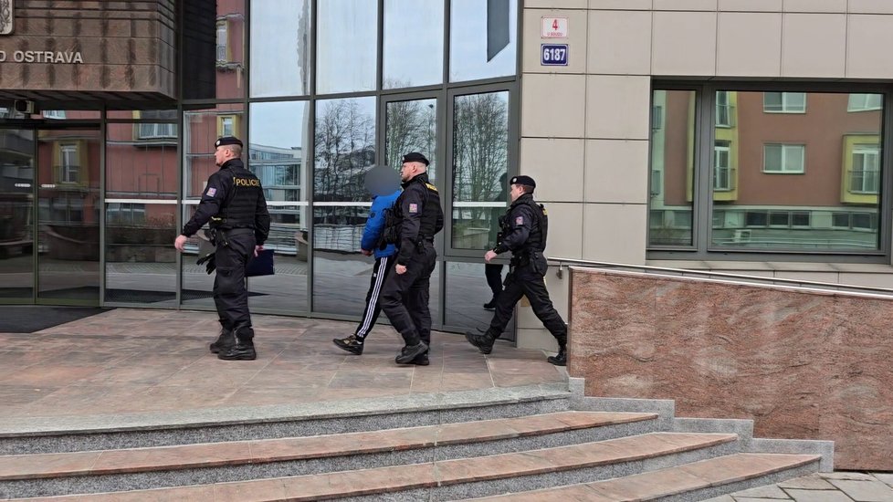 Trojice recidivistů se v Ostravě vydávala za policisty, okradli muže o peníze i batoh s jídlem.