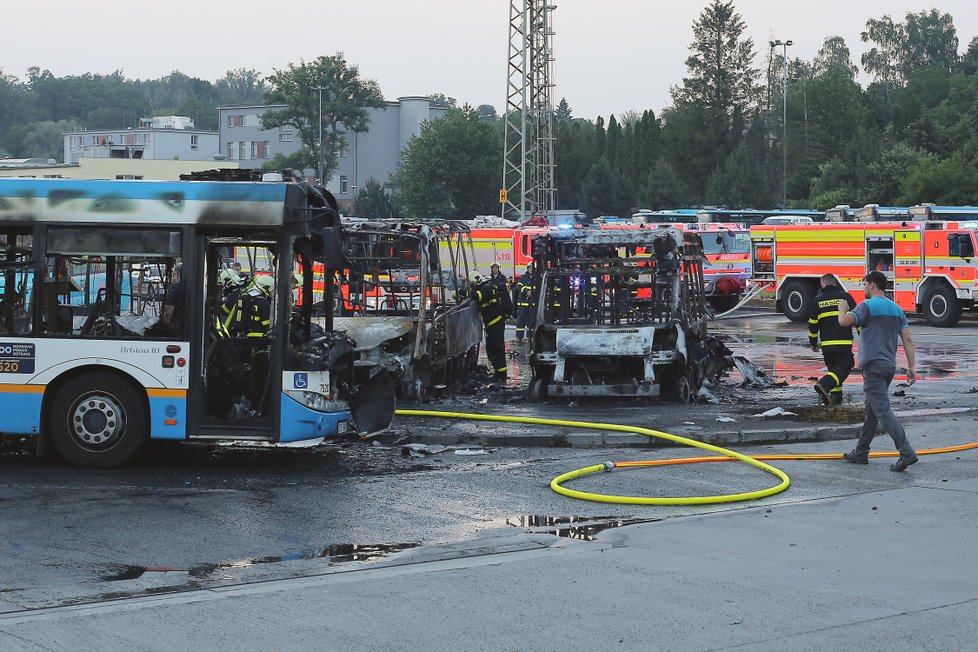 Požár v garážích DPO poškodil 12 zaparkovaných autobusů