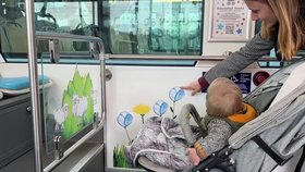 Dopravní podnik Ostrava zavádí v několika tramvajích Kouzelné místo v prostoru pro kočárky, aby zpříjemnil cestování maminkám s malými dětmi.