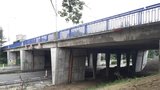 Otřesná tragédie: Z mostu se na silnici vrhlo dítě! Pád dívka nepřežila