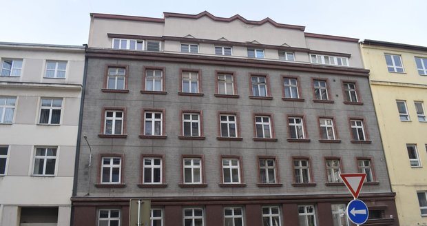Dům a byt na Hrabákově ulici, kde nález těla muže (†35) a jeho arzenálu šokoval sousedy.