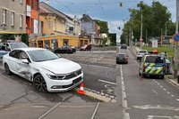 Policisté jeli k ozbrojenci, na křižovatce je smetlo auto: Tři zranění!