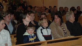  první lavici se modlila za nejmladší oběť tragédie Tomáška Hampela (6) celá rodina.