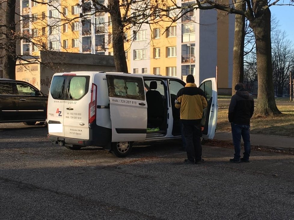 Policie sbírá stopy ve služebním automobilu vraha Ctirada Vitáska.