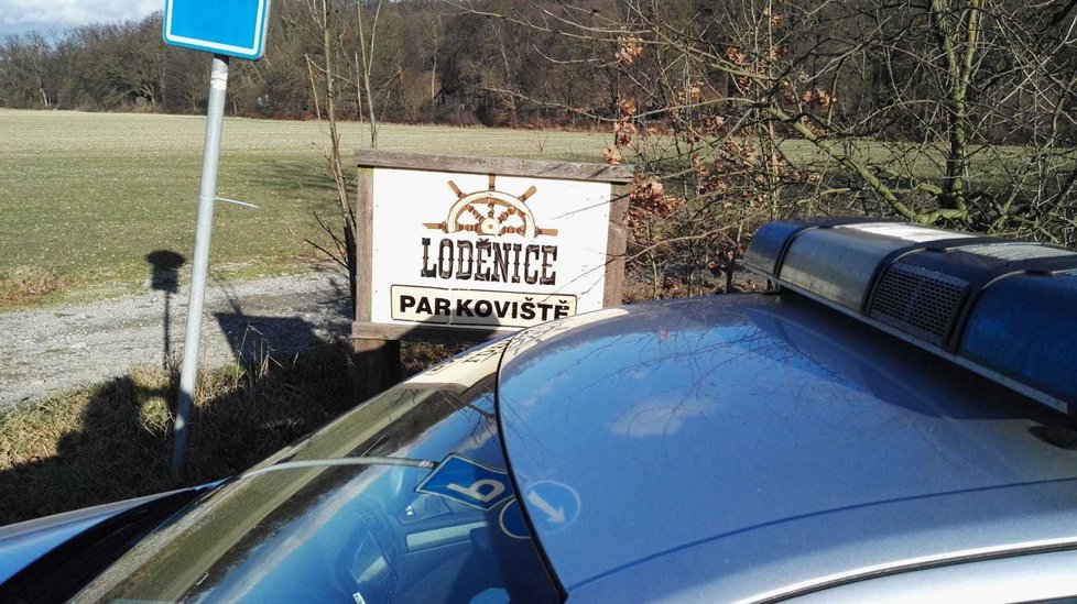 Místo, kde se Ctirad V. (†42) zastřelil, je v Děhylově, nedaleko restaurace Loděnice v Děhylově. Svědci si všimli podezřelého auta a zavolali policisty. Místo je uzavřeno.