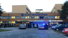 Ve FN v Ostravě se v úterý 10. prosince střílelo! Před budovou jsou desítky policistů a hasičů, stovky pacientů se evakuují. Okolí nemocnice je uzavřeno.