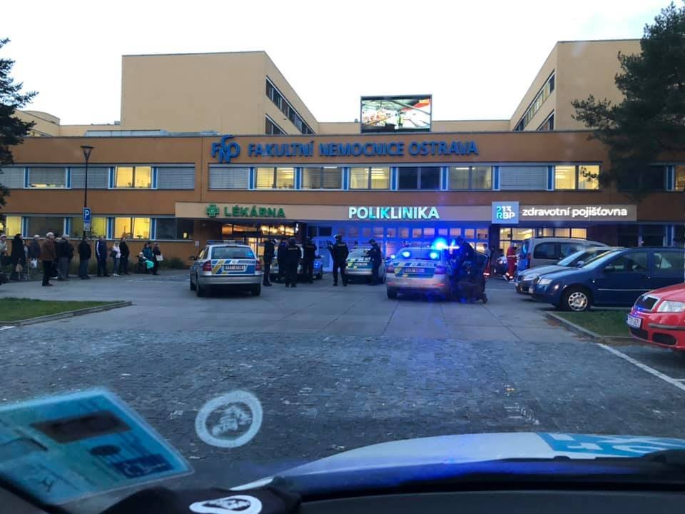 Ve FN v Ostravě se v úterý 10. prosince střílelo! Před budovou jsou destíky policistů a hasičů, stovky pacientů se evakuují. Okolí nemocnice je uzavřeno.