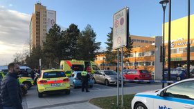 Děsivá tragédie se odehrála v úterý  ráno ve Fakultní nemocnici v Ostravě. Neznámý pachatel v červené bundě tu střílel do lidí!