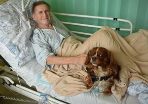 Pacient Jaroslav Mazur si přítomnost Šmoulinky užíval.