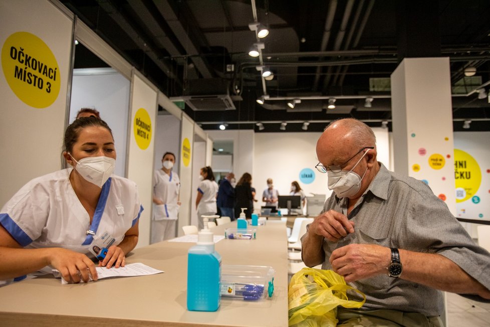V obchodním komplexu Forum Nová Karolina se 21. července 2021 otevřelo očkovací místo bez nutnosti předchozí registrace.