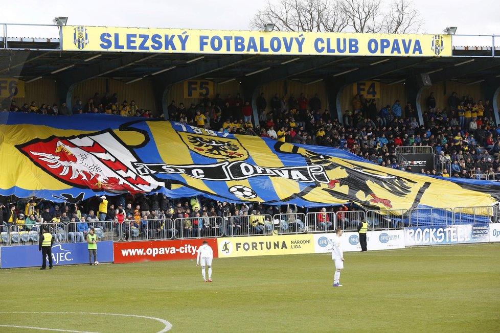 Fanoušci Opavy na tribuně stadionu před zápasem 9. kola druhé fotbalové ligy Opava - Baník Ostrava. Policie očekává nepokoje fanoušků Baníku.