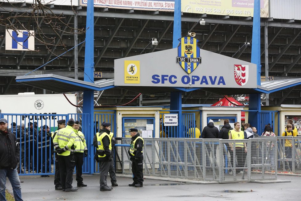 Policie před stadionem