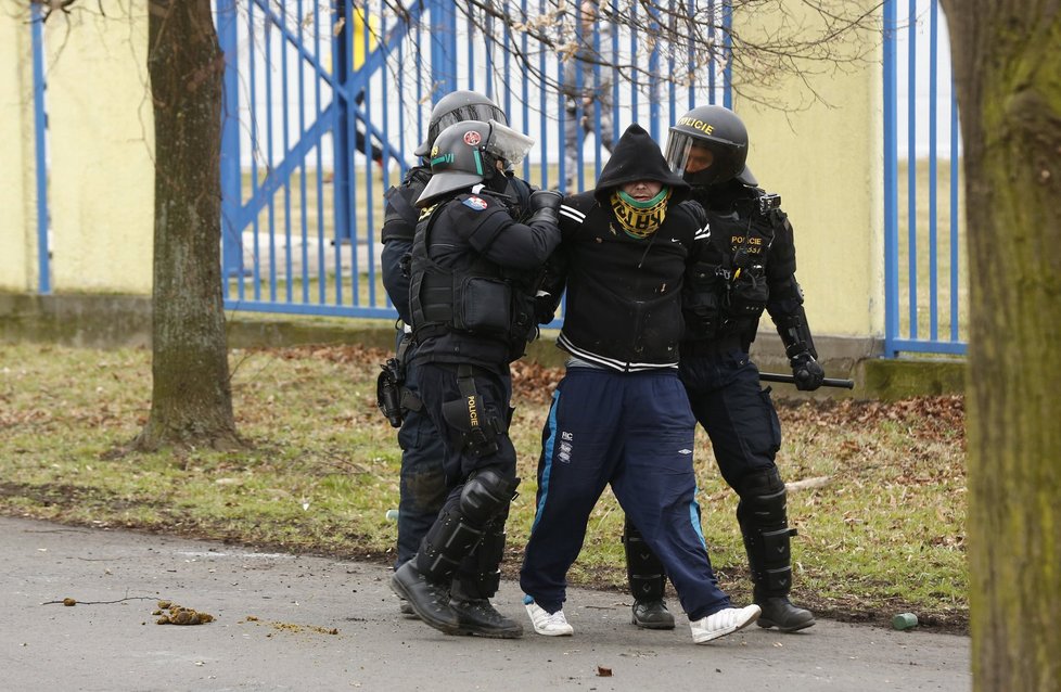 Policie zadržela několik lidí.