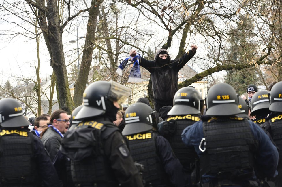 Policie se před stadionem snaží uklidnit fanoušky Ostravy.