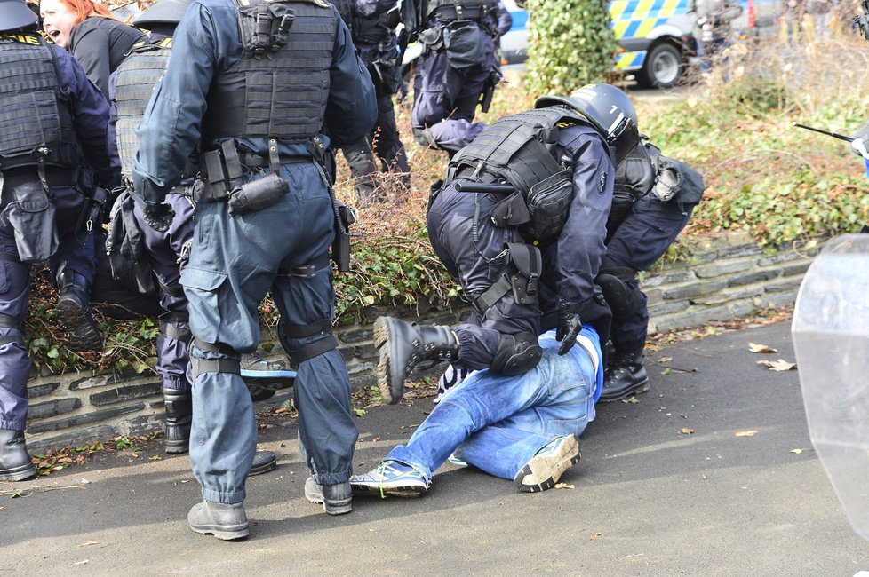 Policie se před stadionem snaží uklidnit fanoušky Ostravy.