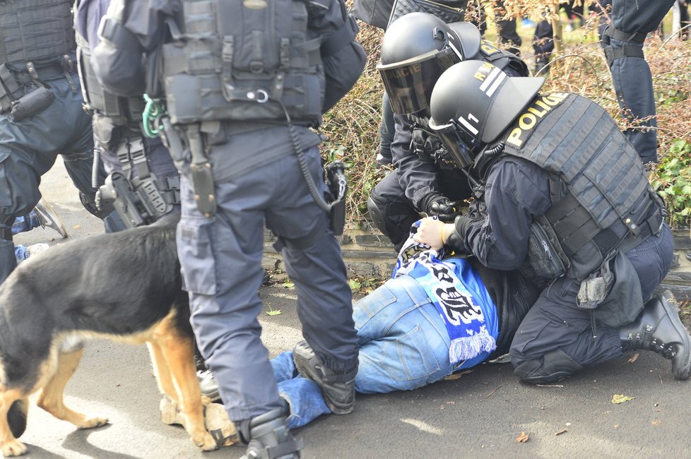 Policie se před stadionem snaží uklidnit fanoušky Ostravy.