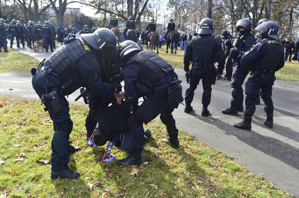 Policie se před stadionem snaží uklidnit fanoušky Ostravy.