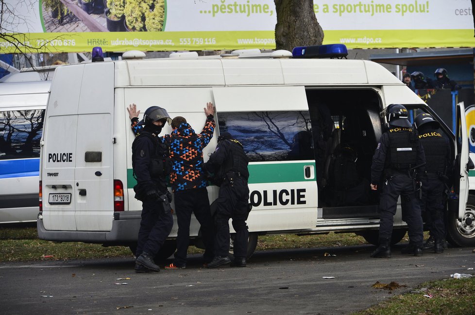 Policie se před stadionem snaží uklidnit fanoušky Ostravy.