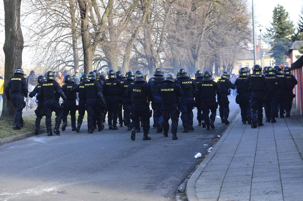 Policie se po zápase snažila oba tábory oddělit