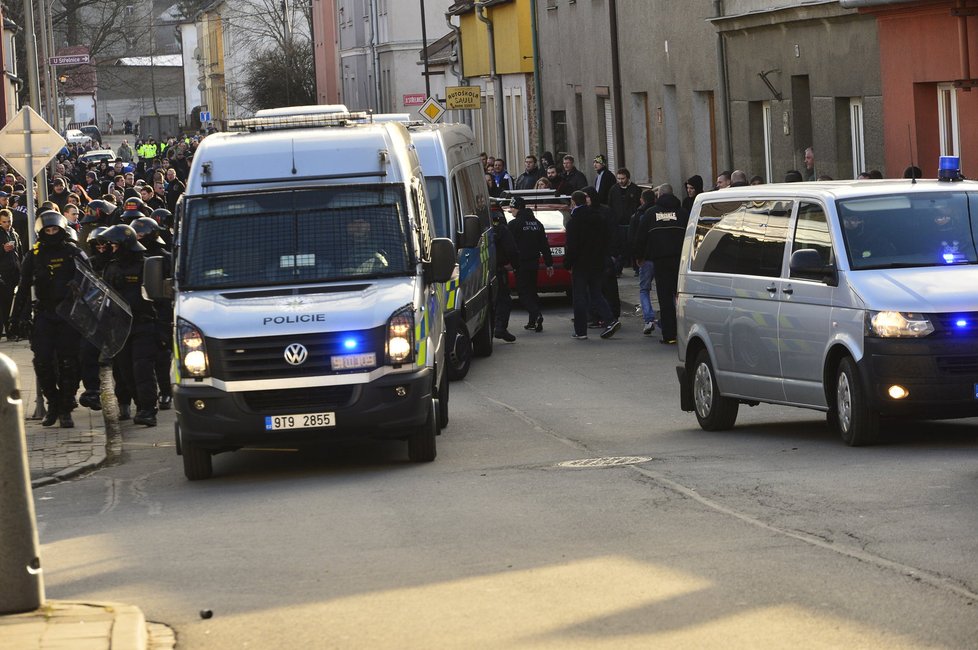 Policie se po zápase snažila oba tábory oddělit.