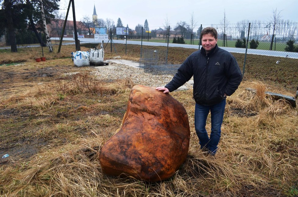 Bohuslav Hlaváč ruší po 10 letech kamenictví u silnice v Hrabyni. Nová cesta ho připravila o velkou část zákazníků.