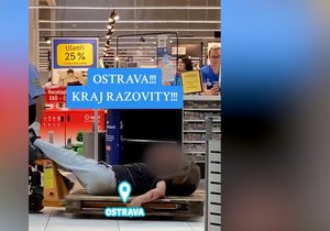 Strážníci odváží z jednoho z ostravských supermarketů opilého muže