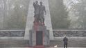 V Komenského sadech v Ostravě zatím neznámý vandal poničil červenou barvou Památník Rudé armády, u něhož bývají pietní akce.