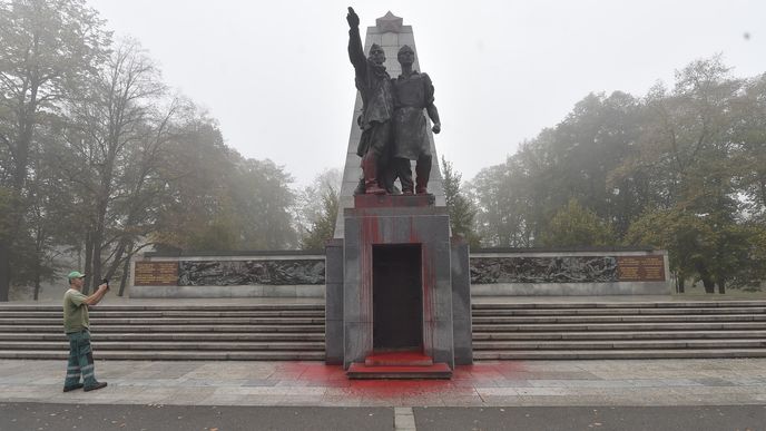 V Komenského sadech v Ostravě zatím neznámý vandal poničil červenou barvou Památník Rudé armády, u něhož bývají pietní akce.