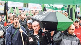 Rakev, kterou nesli horníci v rukou při úterní demonstraci, současnou situaci na severní Moravě přesně vystihuje.