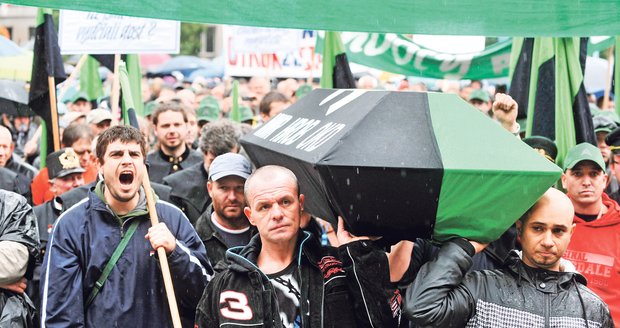 Rakev, kterou nesli horníci v rukou při úterní demonstraci, současnou situaci na severní Moravě přesně vystihuje.