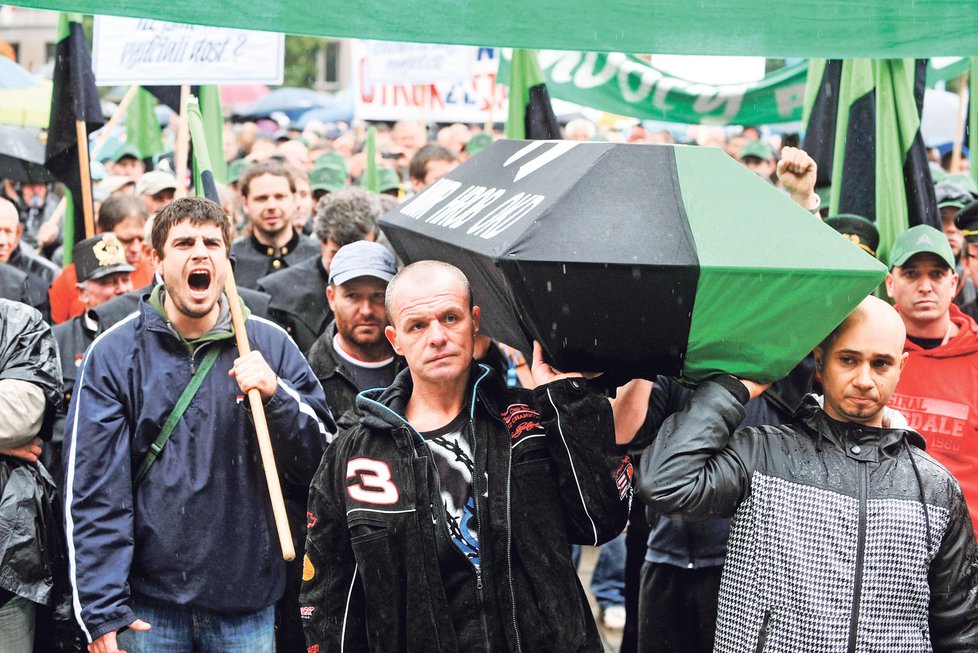 Rakev, kterou nesli horníci v rukou při úterní demonstraci, současnou situaci na severní Moravě přesně vystihuje.