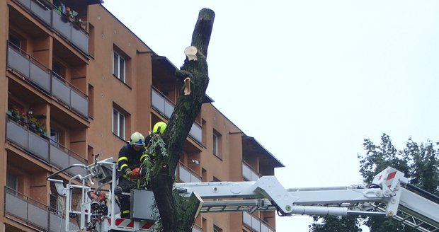 Vichřice a silné deště potrápily východ republiky.