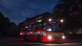 Připravený autobus Hasičského záchraného sboru Ostrava pro evakuované.