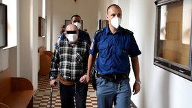 Petra M. (64) přivádí eskorta do síně Krajského soudu  Ostravě. Vyslechl si rozsudek 15 let.