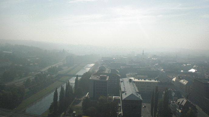 OSTRAVA Úterý, 12. října 2010 Imisní limit: 150 mg/m3 Šedý oblak stratus dusí Ostravu pod pokličkou, lidem se hůře dýchá a špatná je i viditelnost.