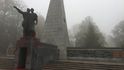 Památník sovětských vojáků a československých občanů, kteří padli při osvobozování Ostravy v roce 1945, polil neznámý pachatel v Komenského sadech v Ostravě červenou barvou.