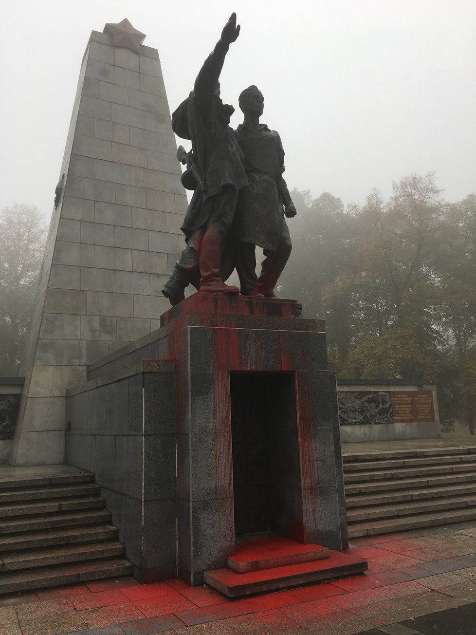 Památník sovětských vojáků a československých občanů, kteří padli při osvobozování Ostravy v roce 1945, polil neznámý pachatel v Komenského sadech v Ostravě červenou barvou.